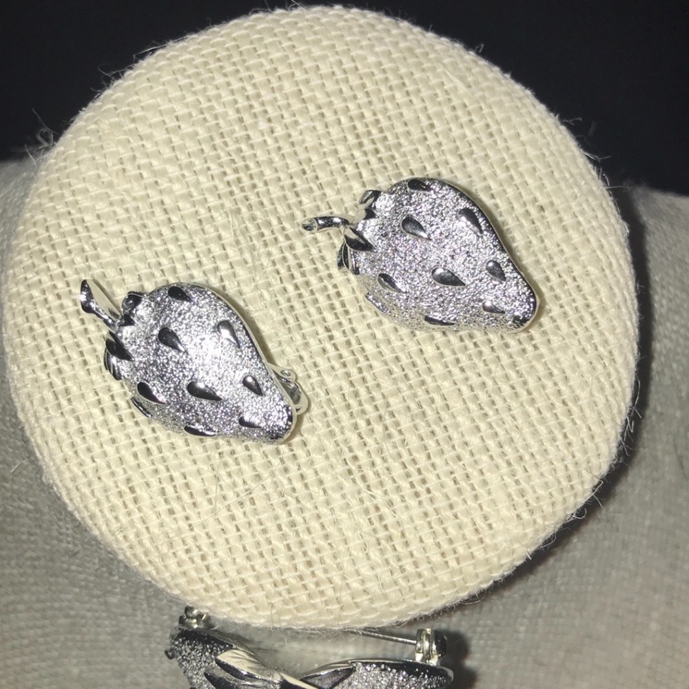 🛑SOLD🛑Strawberry🍓Clip-on Earrings